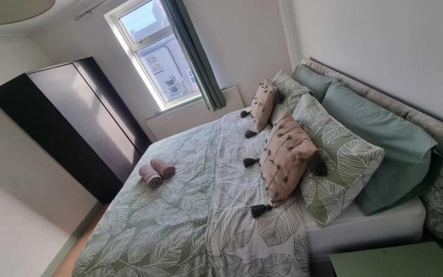 Elegant 4-bed House in Dartford