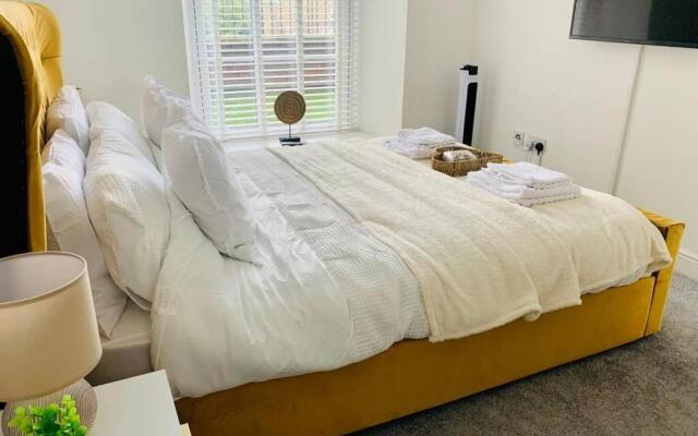 Centrally located luxury 2 bed modern apartment