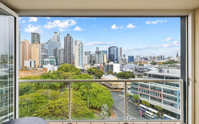 Bright 1-bed With Great Views & Amenities