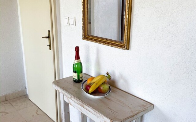 Inviting 3-bed Apartment in Okrug Donji Beachfront