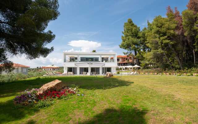 Nikiti Botanic Pool Suites
