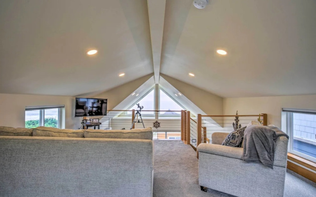 Chic Beachfront Abode w/ Balcony & Beach Access!
