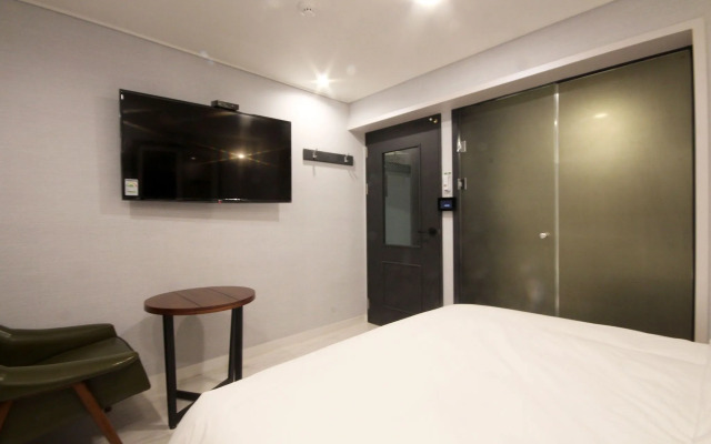 Louis Hotel Busan Beomildong