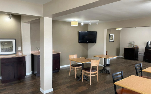 Deluxe Inn & Suites