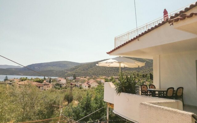 Nice apartment in Korfos, Korinthos with 3 Bedrooms and WiFi