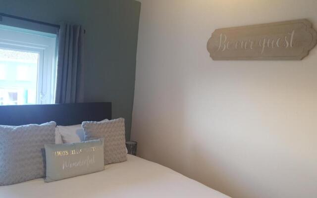 Topzy-Turvy - 1 Bedroom Apartment