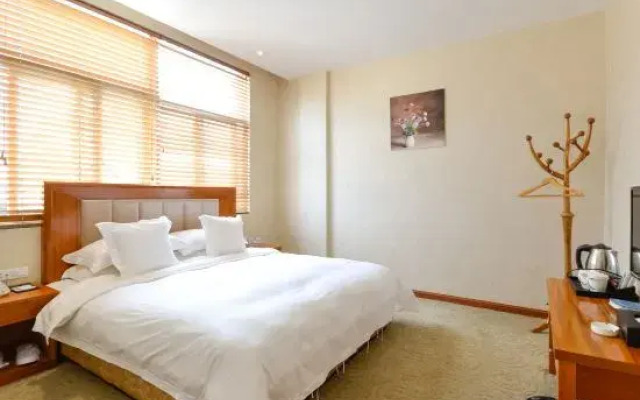 Cloud Hening and Manhua Hotel