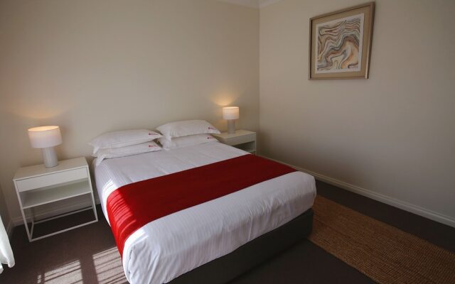 The Club Motel and Apartments