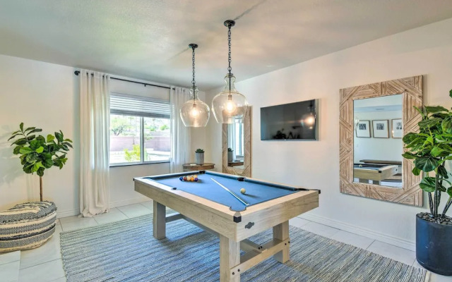 Modern Phoenix Home: Poolside Family Retreat!