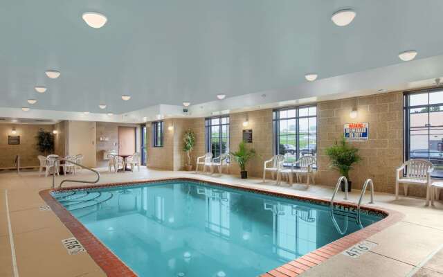 Super 8 by Wyndham Akron S/Green/Uniontown OH