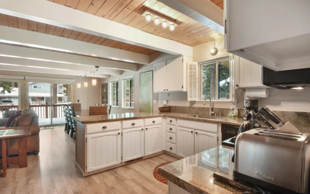 Roycraft Dog Friendly Cabin by RedAwning