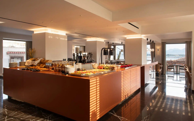 Naus Hotel