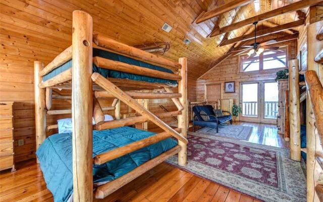 Mountaintop Lodge - Eight Bedroom Cabin