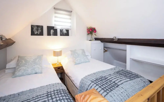 The Dovecote, Rowden Manor- Sleeps 6 & Parking