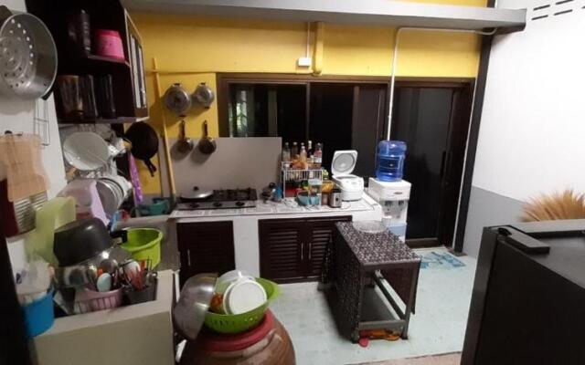 Tuk Tuk Trat Hostel