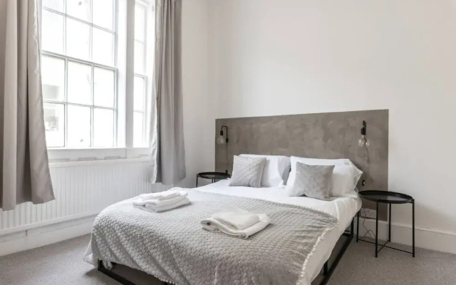 Bright And Elegant 3 Bedroom Seafront Apartment