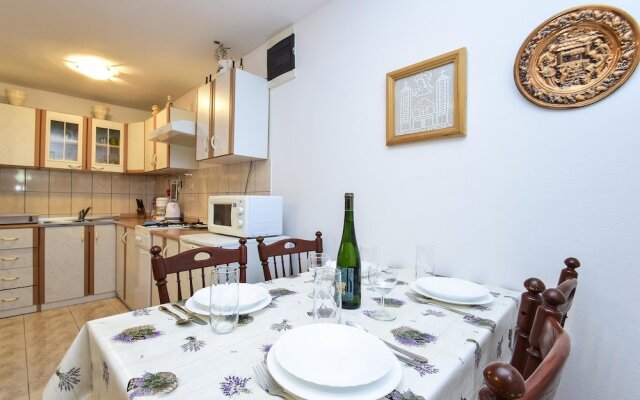 Apartments Mira Vir