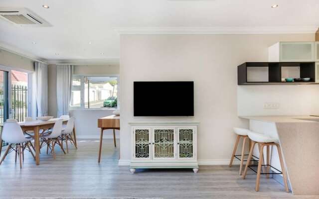 Stylish 2 Bedroom Apartment in Camps Bay Asilvertide