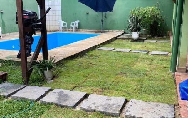 Suítes aconchegantes com piscina e praia