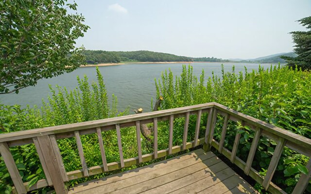 Ganghwado Neulpurun Lakeside Pension