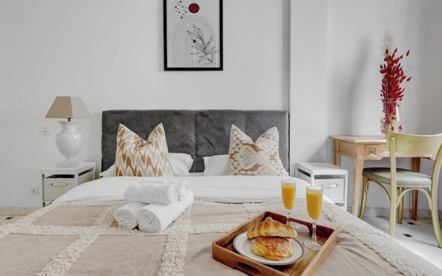 Stylish 2BR for 6 by Champs-Elysees