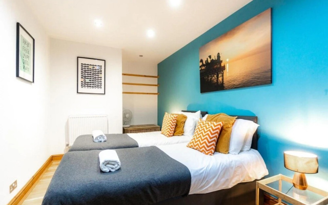 Pebble Mews House - Sleeps 6 to 8 Guests