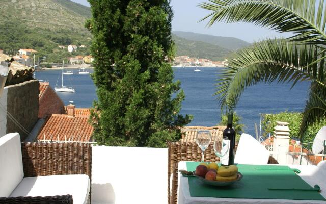 Coastal Apartment in Vis Near sea