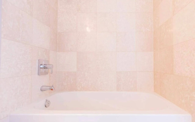 New! Serenity Stay With Lakeshore View. 50+ Floor