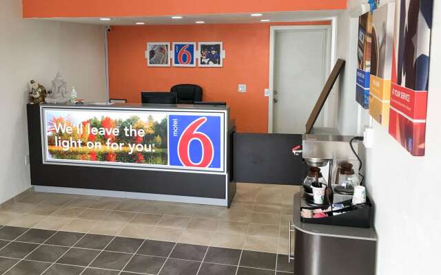 Motel 6 Connellys Springs, NC