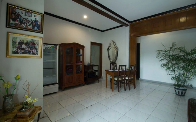 Santo Guest House by RedDoorz