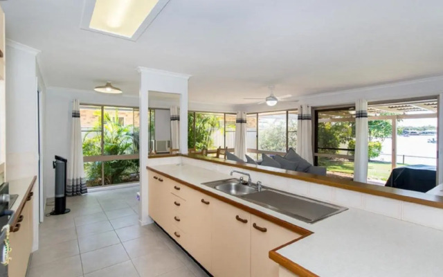 Lowset home on the canal - Dolphin Dr, Bongaree