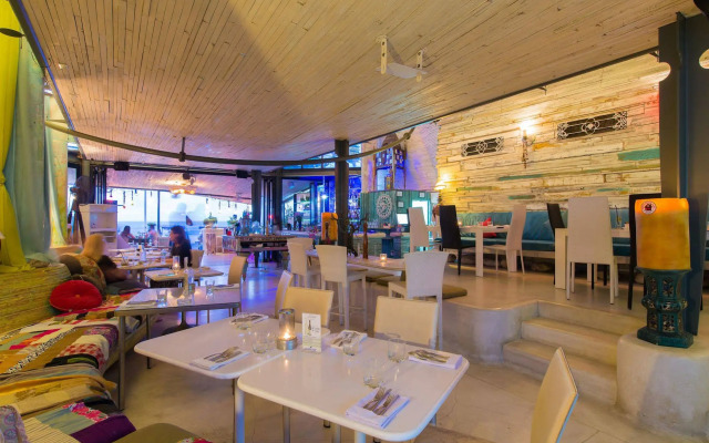 Barefoot Hotel Kalim Beach Front