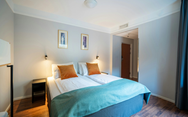Enter Amalie Hotel