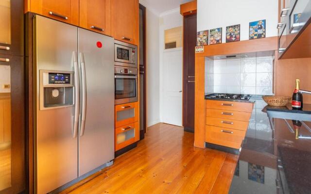 Bright 2 bedroom Apt 100m from Av. Liberdade