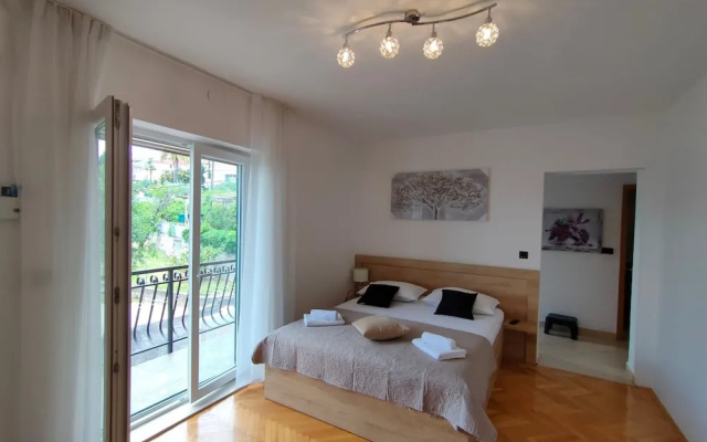 A5 Beachfront apt With a Balcony and sea View