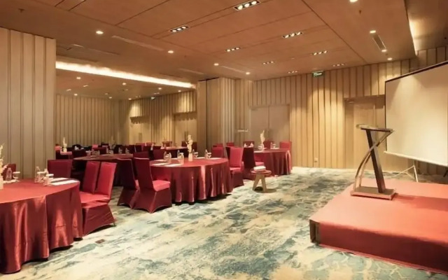 Louis Kienne Cikarang Hotel & Service Apartment