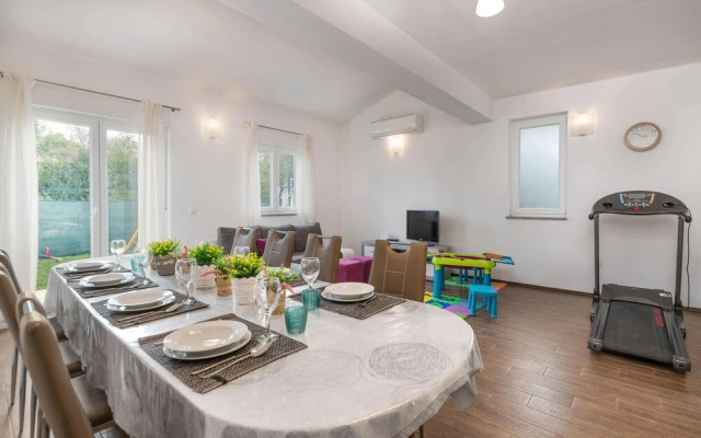 Nice Home in Valtura with Hot Tub & 4 Bedrooms