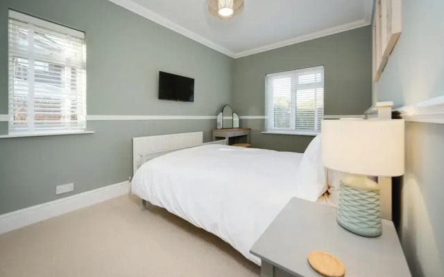 Super 5 Bedroom Family Friendly Retreat Rustington