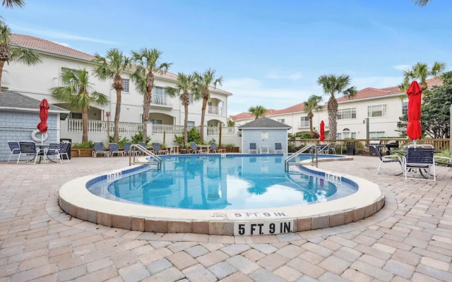 Treetop Beach Condo Sleeps 7!