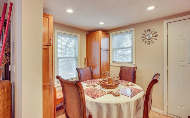 8 Mi to Downtown: Convenient Minneapolis Home