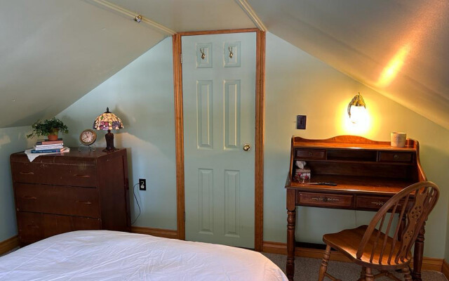 Bear Essentials Lakefront Hideaway