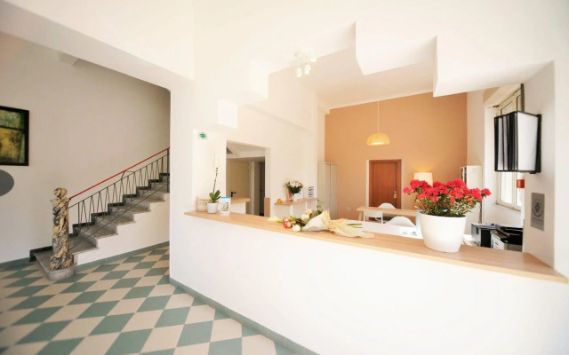 Happy Hotel