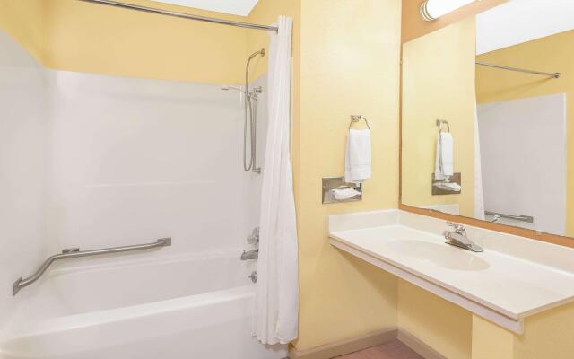 Days Inn & Suites by Wyndham Kalamazoo