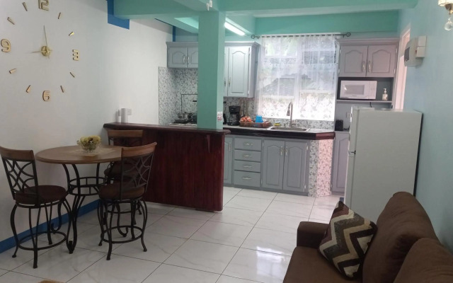 Cozy vacation retreat with free parking