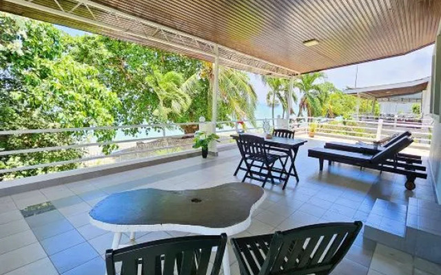 Little Heaven by Sky Hive, A Beach Front Bungalow