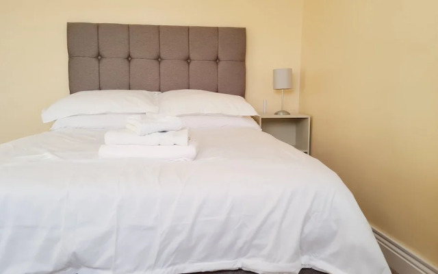 Room in Guest Room - Cosy Double Private Bedroom 2-3