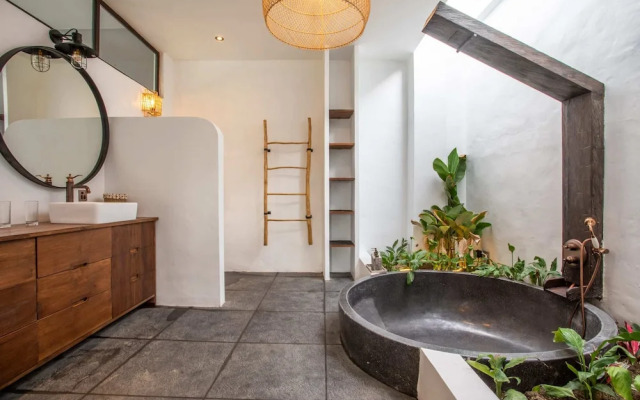 Tropical Private Villa 3 BR Canggu w/Staff