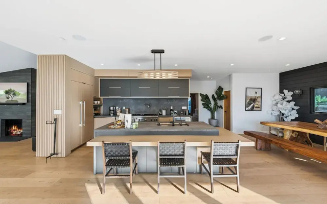 Farley Court - Stylish Hillside Residence With Stunning Views
