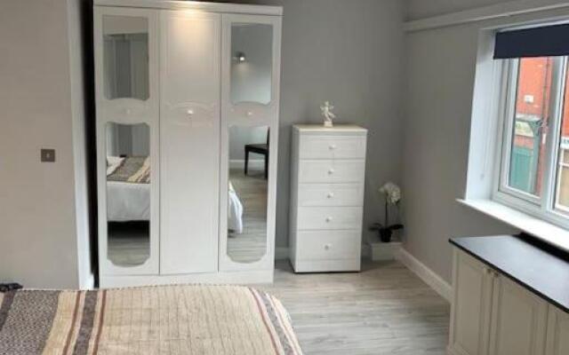 Large 1 bedroom Apartment Chester, Hoole Sleeps 4.