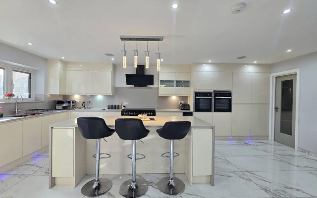 Stylish 6-bed Retreat With Parking and Jacuzzi